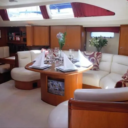 Barco De Lujo En Botel *