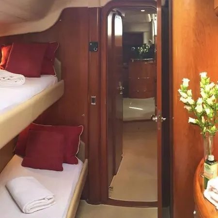 Botel Barco De Lujo En